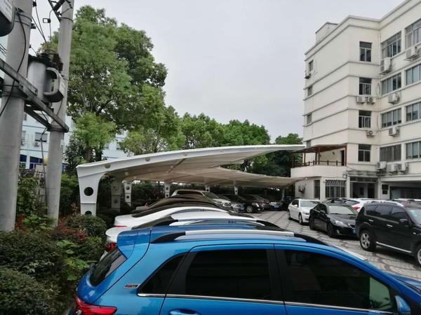 膜結構停車棚